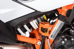 Schutz Bremsflüssigkeitsbehälter, hinten orange für KTM 890 Adv/ Adv R/ 790 Adv / Adv R/ 1290 S Adv (2021-)/ 1390 S Adv/ Husqvarna Norden 901