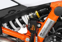 Schutz Bremsflüssigkeitsbehälter, hinten schwarz für KTM 890 Adv/ Adv R/ 790 Adv / Adv R/ 1290 S Adv (2021-)/ 1390 S Adv/ Husqvarna Norden 901/ Aprilia Tuareg 660